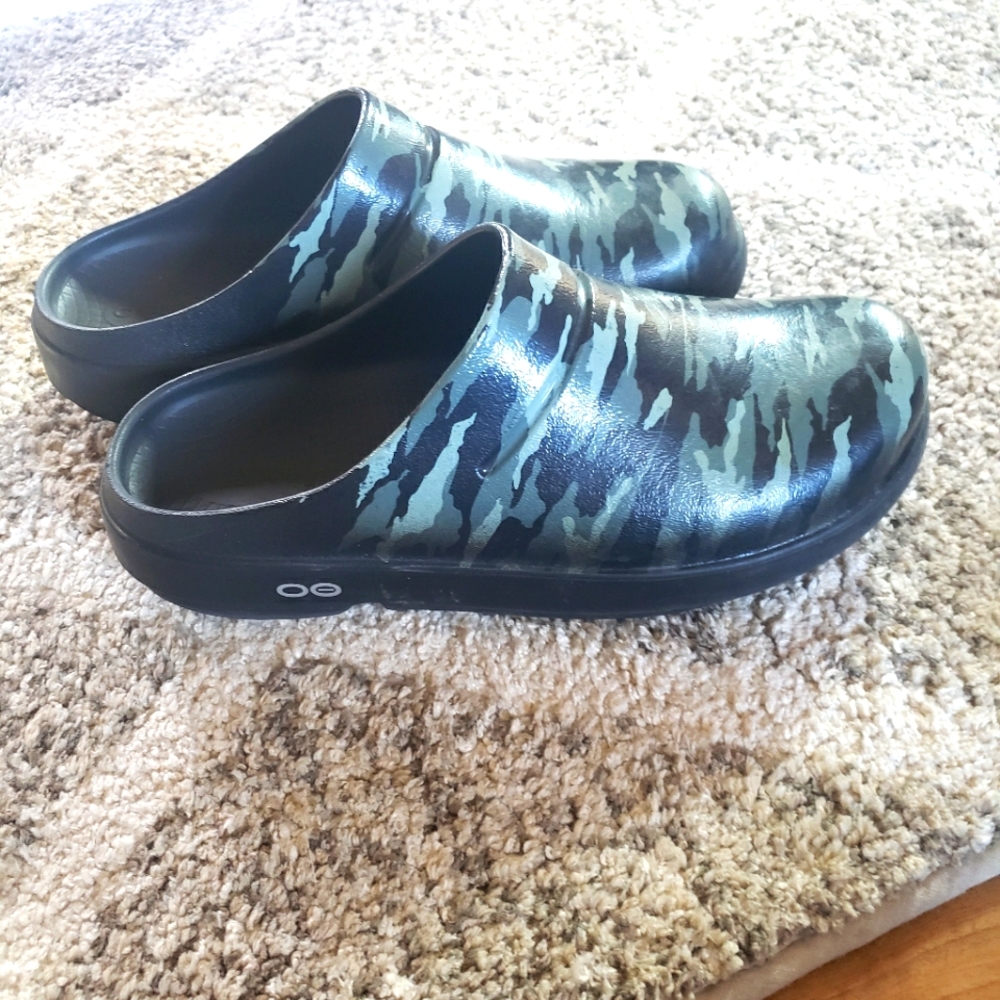 Oofos clogs